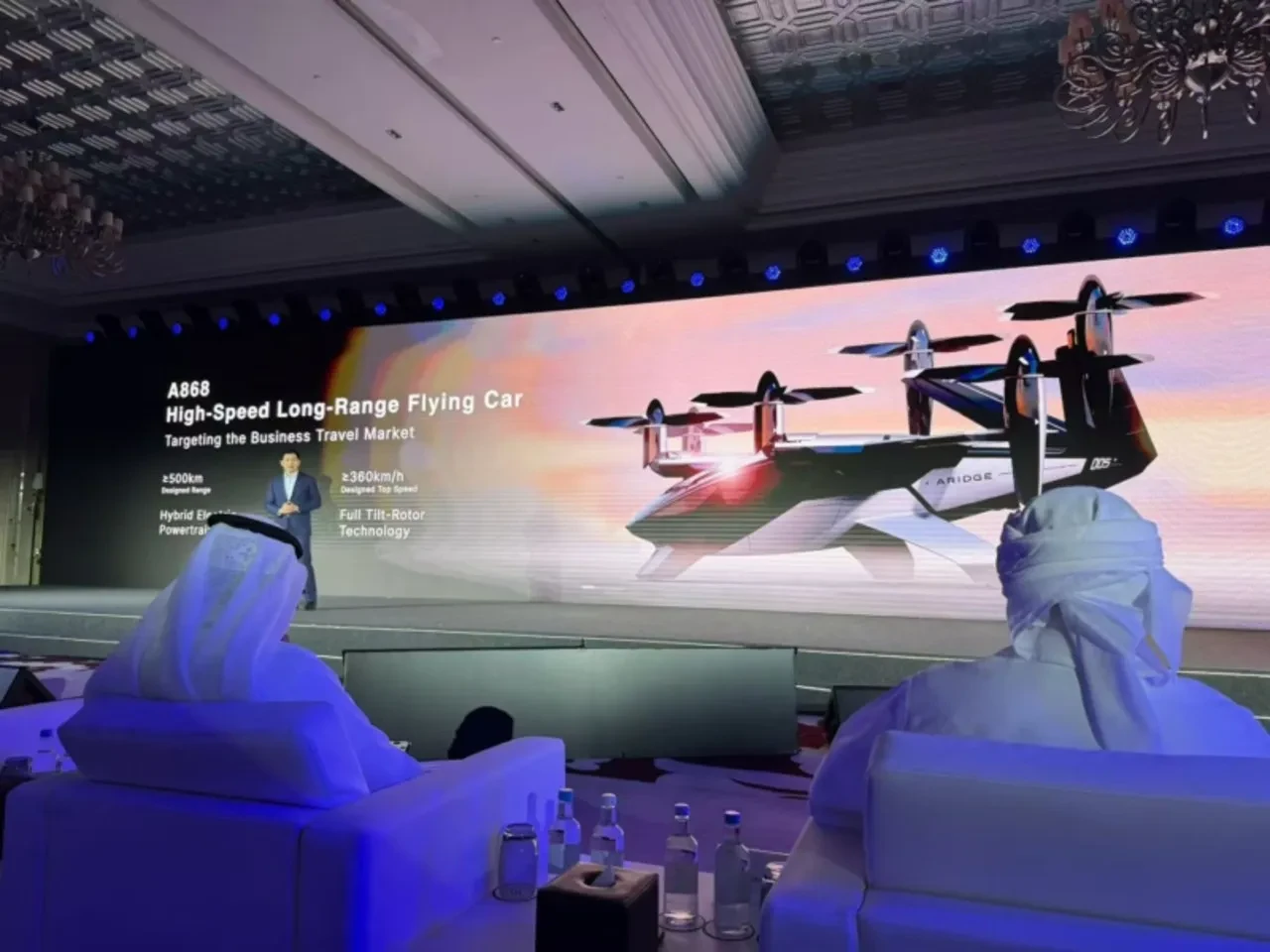 Bagajında uçan araç taşıyan otomobil tanıtıldı