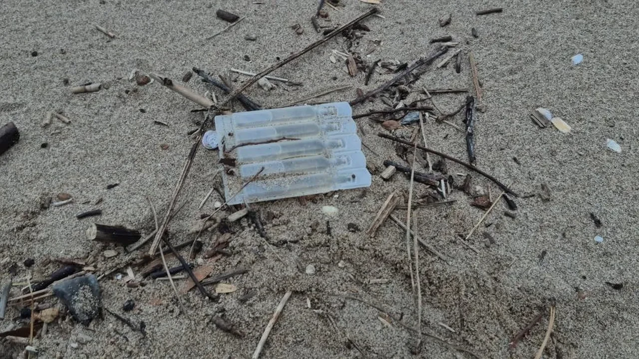 Bartın'da denizin rengi turuncuya döndü! Sahildeki batıkları görenler şaşkına döndü