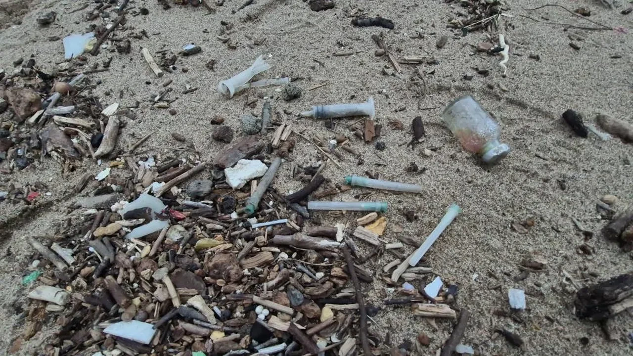 Bartın'da denizin rengi turuncuya döndü! Sahildeki batıkları görenler şaşkına döndü