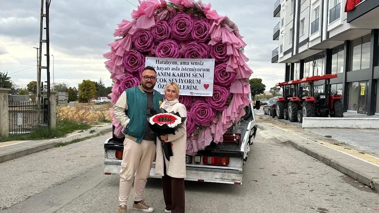 Böyle özür görülmedi! Karısına 'bir kamyon çiçek' sürprizi yaptı