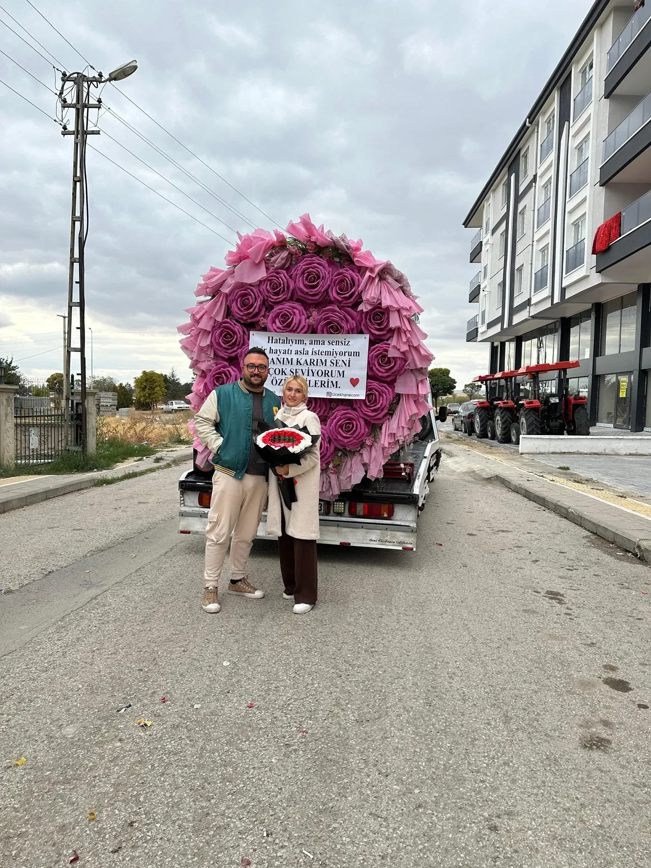 Böyle özür görülmedi! Karısına 'bir kamyon çiçek' sürprizi yaptı