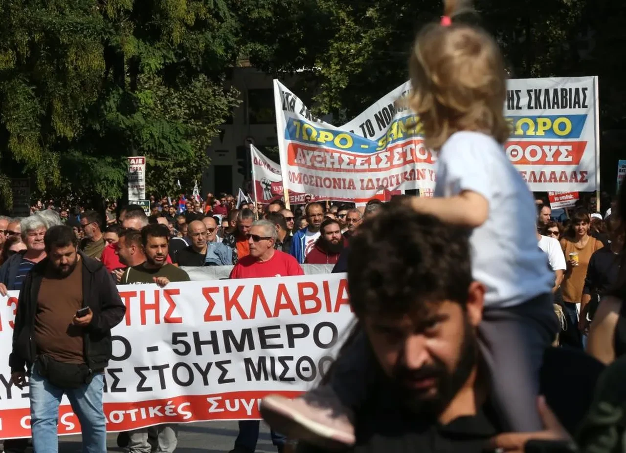Çalışma saatlerini artıran yasa tasarısı Yunanistan halkını sokağa döktü