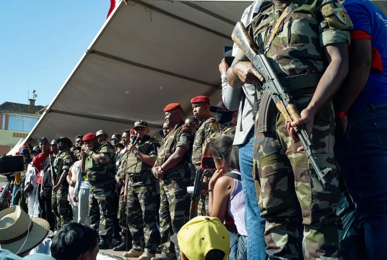 Cumhurbaşkanı ülkeden kaçtı, Madagaskar'da ordu yönetime el koydu