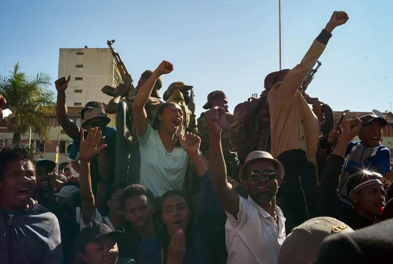 Cumhurbaşkanı ülkeden kaçtı, Madagaskar'da ordu yönetime el koydu
