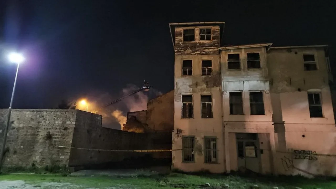Fatih'te yangın paniği! 2 katlı metruk bina alev aldı