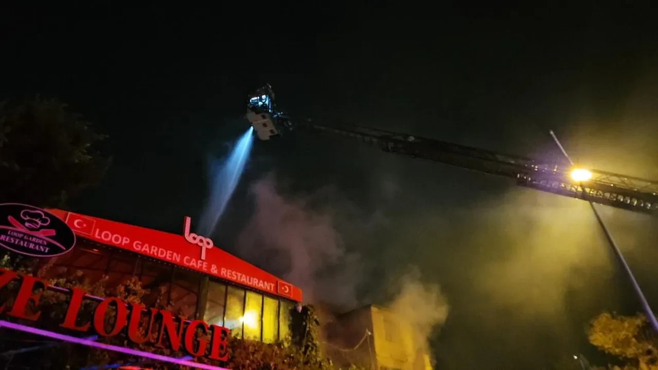 Fatih'te yangın paniği! 2 katlı metruk bina alev aldı