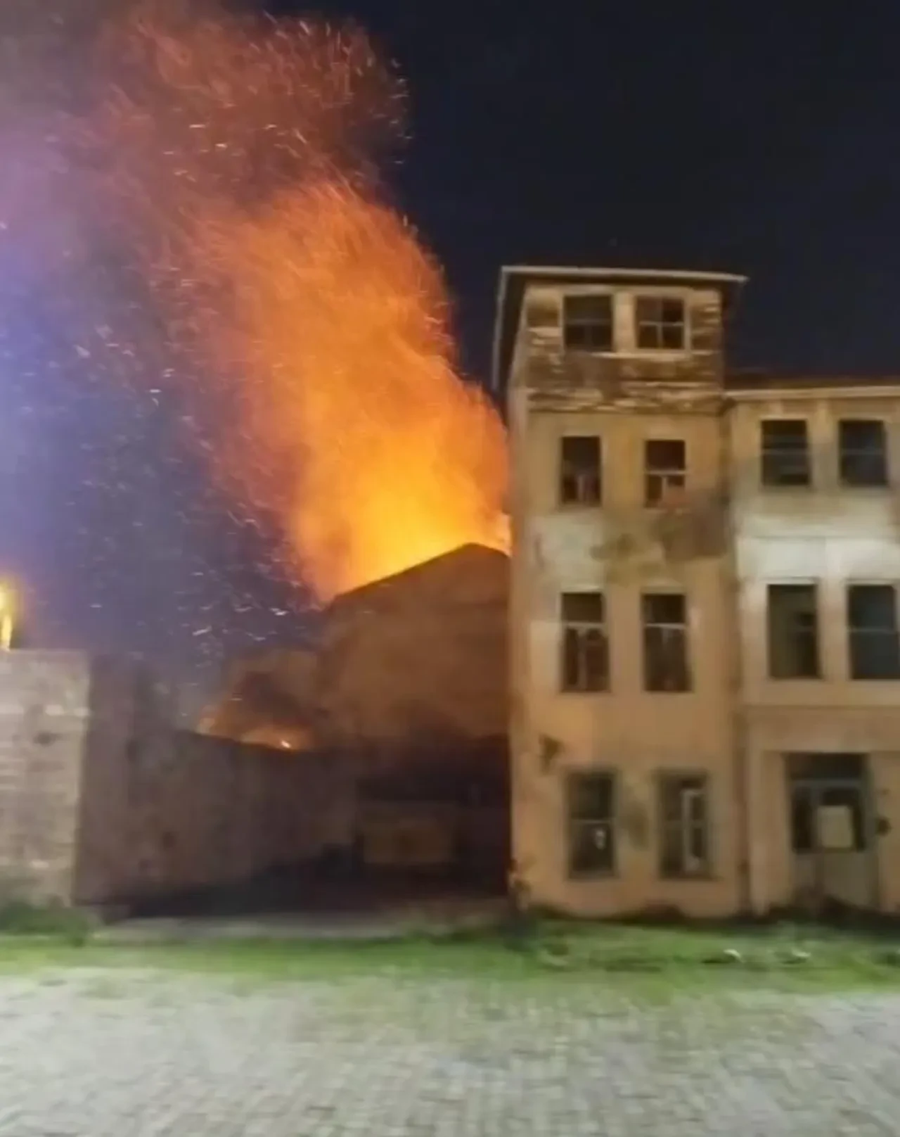 Fatih'te yangın paniği! 2 katlı metruk bina alev aldı