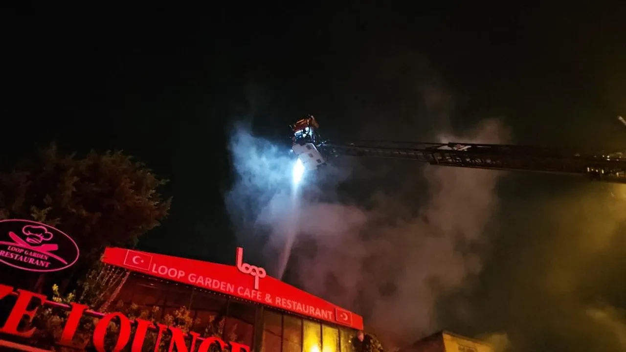 Fatih'te yangın paniği! 2 katlı metruk bina alev aldı