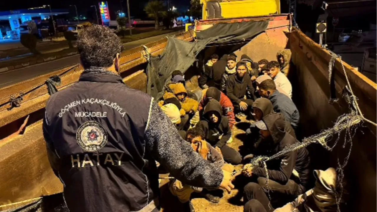 İnsan tacirlerinin pes dedirten yeni yöntemi! Operasyon saniye saniye kameralara yansıdı