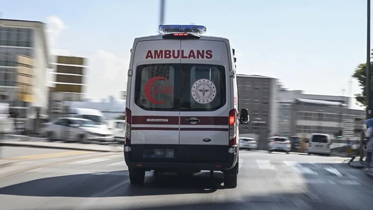İstanbul'da otomobil ile kamyonet çarpıştı: Yaralılar var