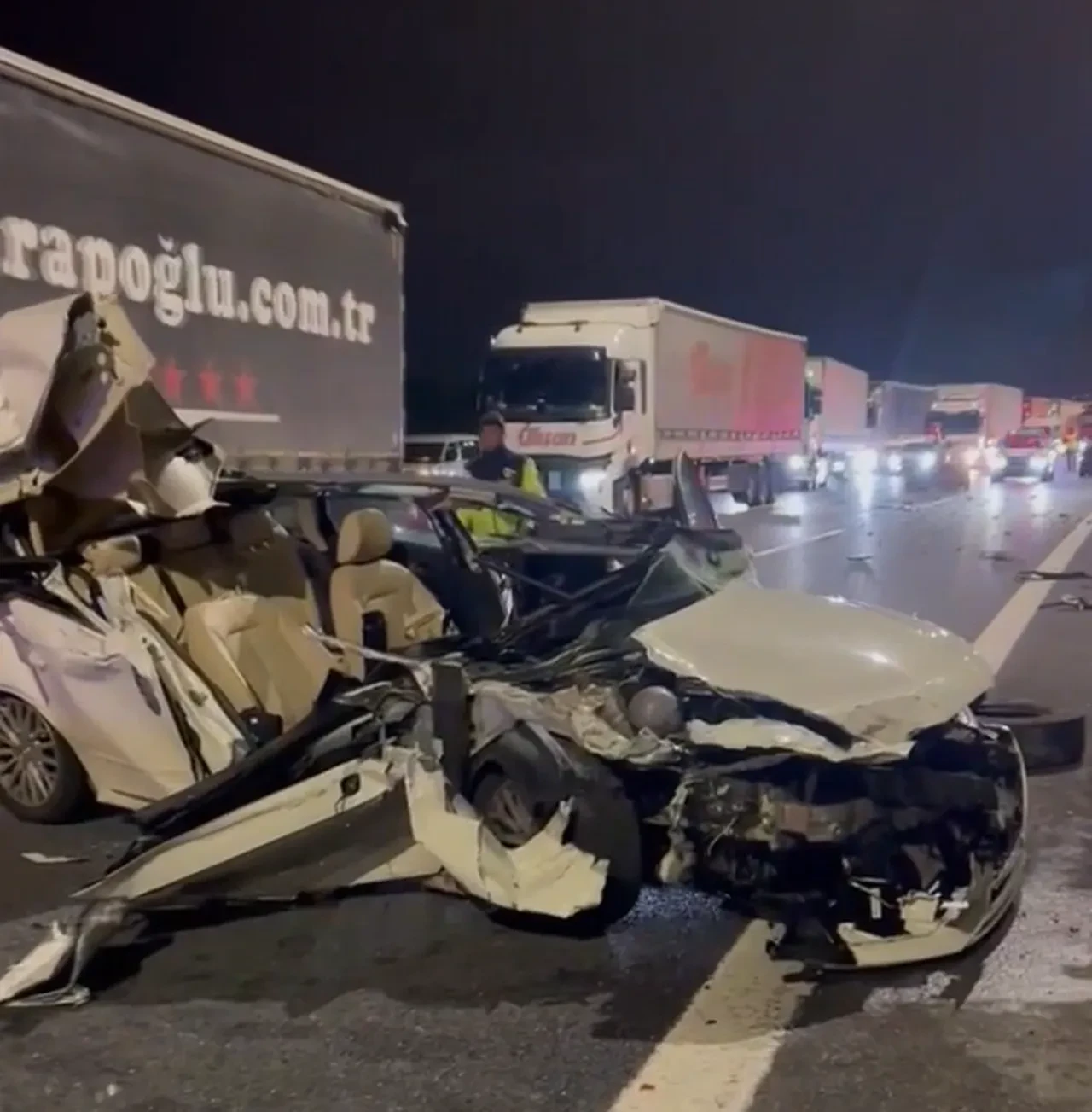 İstanbul'da otomobil ile kamyonet çarpıştı: Yaralılar var