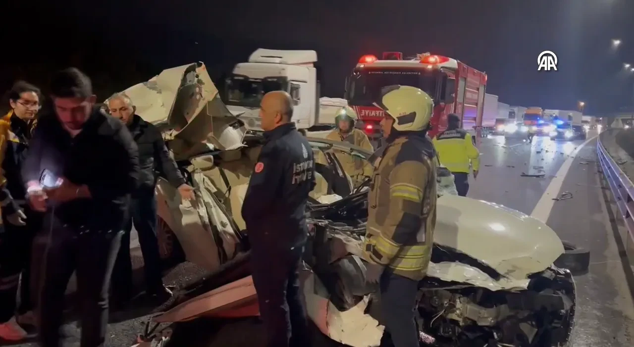 İstanbul'da otomobil ile kamyonet çarpıştı: Yaralılar var