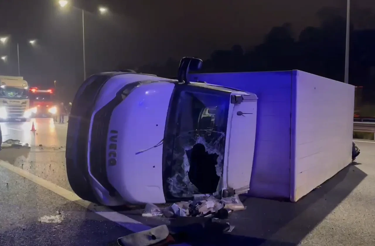 İstanbul'da otomobil ile kamyonet çarpıştı: Yaralılar var