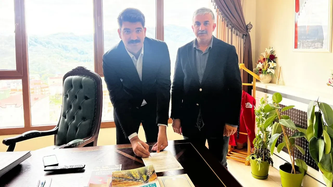 Kaymakam kendi ilçesinin takımında futbolcu oldu