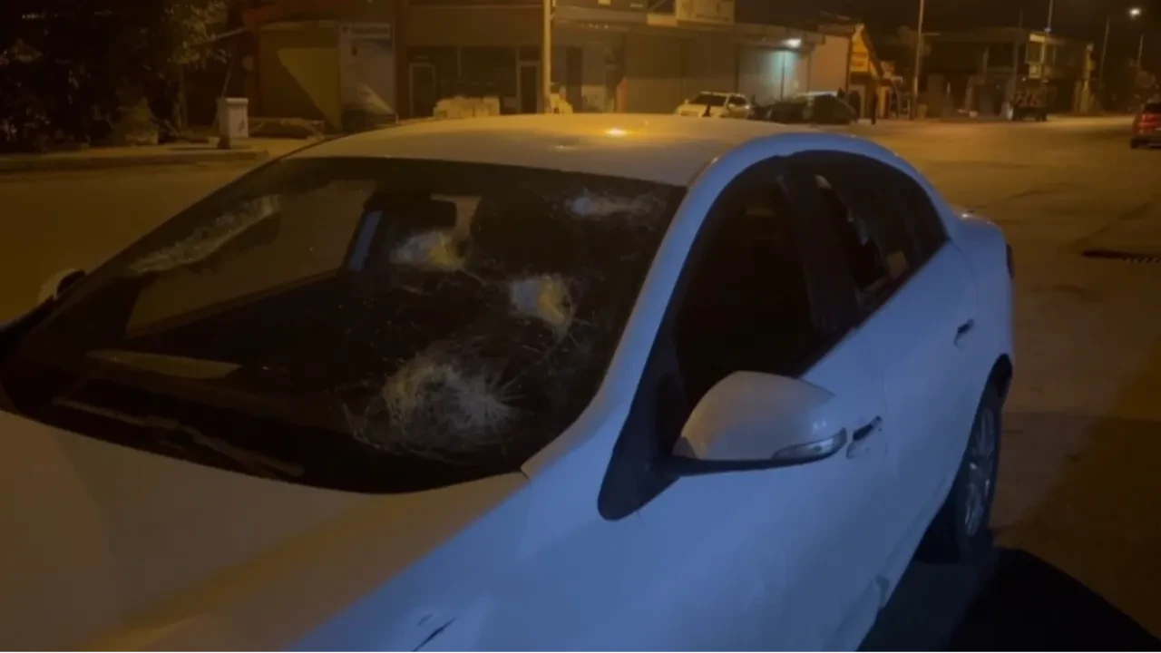 Erzincan'da şoke eden olay! Kiralık otomobilin camlarını paramparça etti
