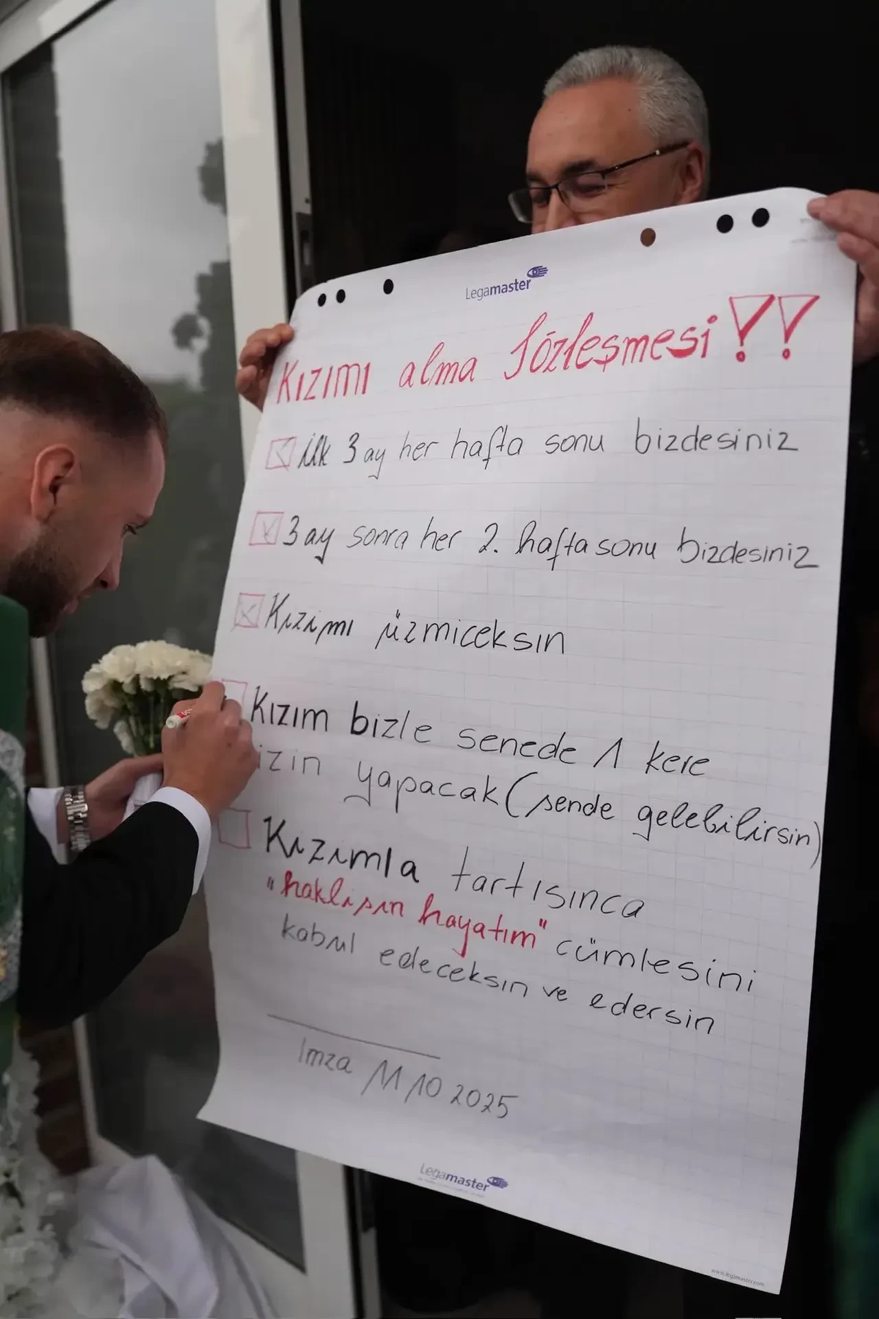 Kızını evlendirmek için damada 5 maddelik sözleşme imzalattı! 