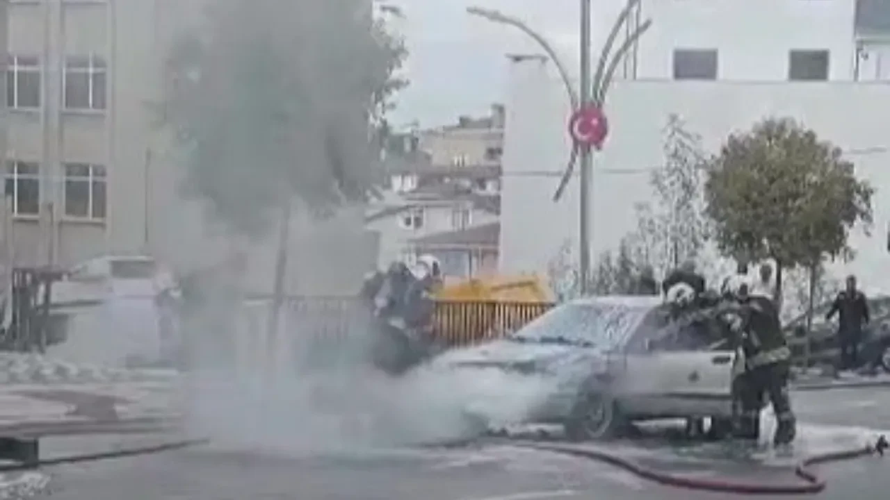 Kocaeli'nde yangın sinyali! Hareket halindeki araç alev alev yandı