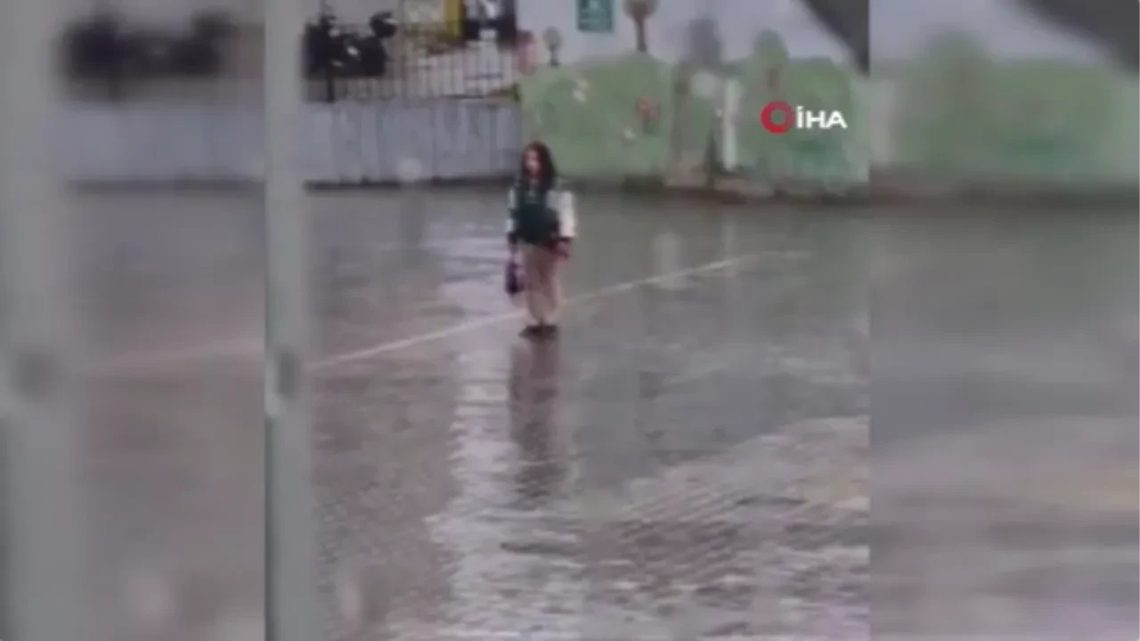 Küçük kız yağmur altında 'İstiklal Marşı' okudu! Duygulandıran anlar kamerada