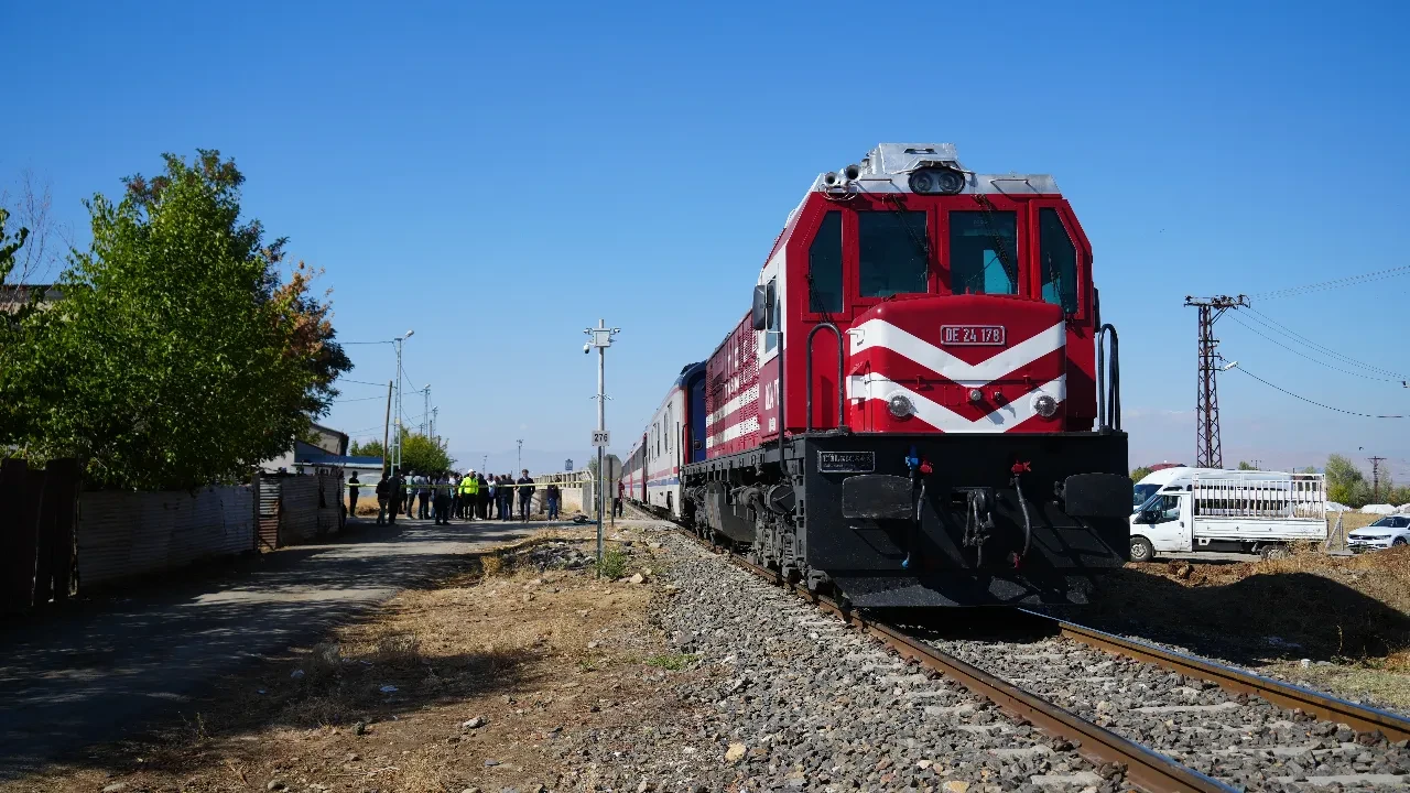 Muş’ta facianın eşiğinden dönüldü! Tren öğrenci servisine çarptı