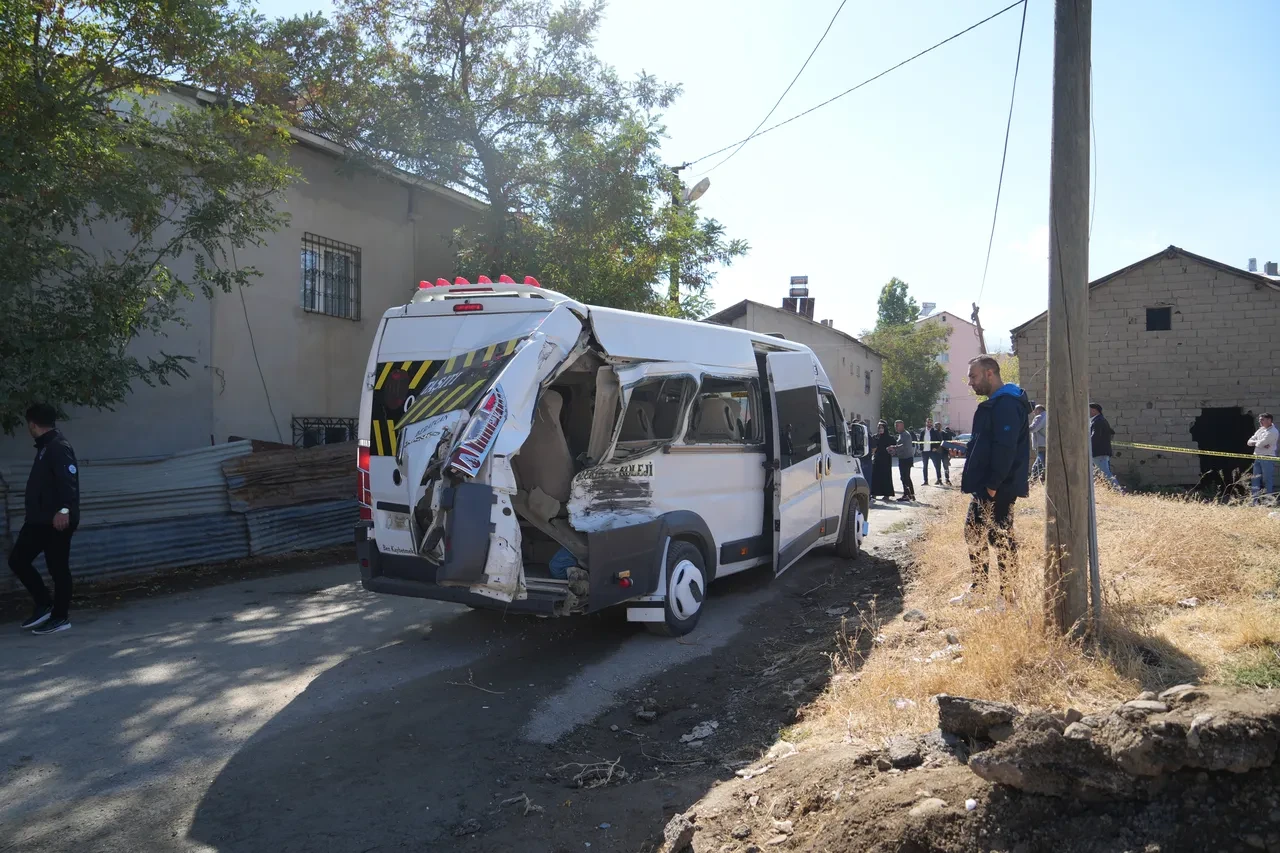Muş’ta facianın eşiğinden dönüldü! Tren öğrenci servisine çarptı