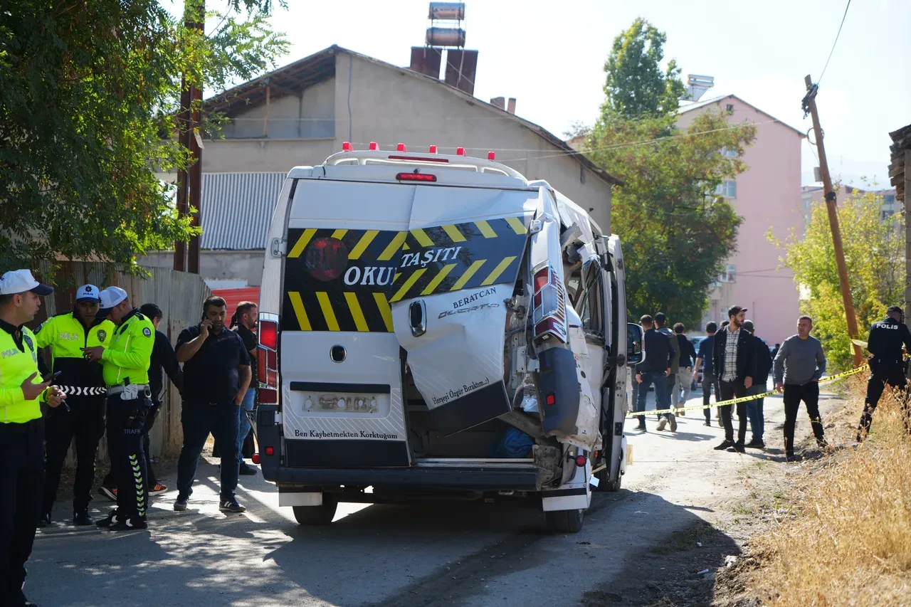 Muş’ta facianın eşiğinden dönüldü! Tren öğrenci servisine çarptı