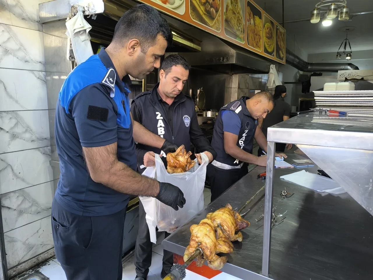 Şanlıurfa'da gıda denetimi! Tarihi geçmiş 183 kilo tavuk eti imha edildi