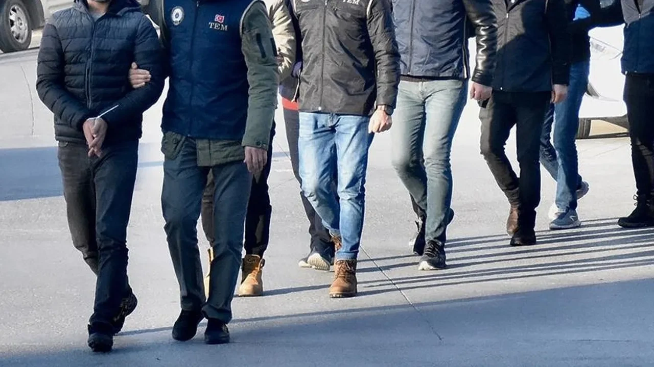 Sınav sorularını çalan FETÖ'cülere 7 ilde operasyon