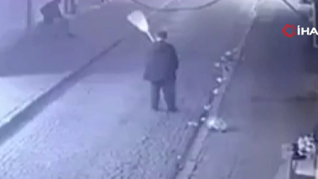 Süpürgeyle durdurmaya çalıştı, motosikletli böyle darp etti