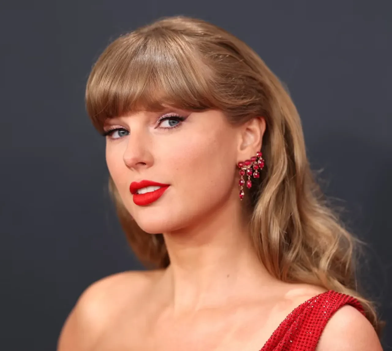 Taylor Swift, Adele'i yerinden etti! Tüm şarkıcıları gerisinde bıraktı