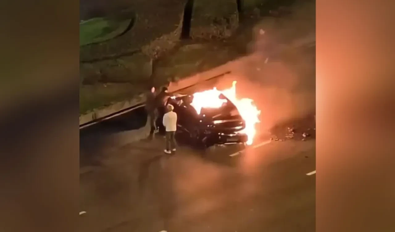 Ünlü markanın elektrikli aracı alev aldı! Kapısı kilitlenince feci şekilde öldü