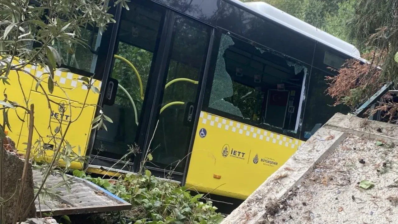 Üsküdar'da el freni çekilmeyen İETT otobüsü sitenin duvarını yıktı