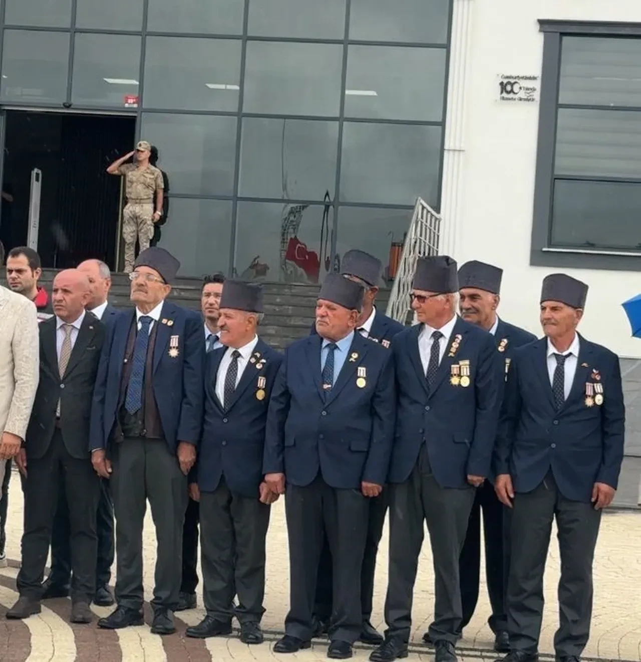 'Valiye şemsiye var, gazilere yok' haberini yapan İHA muhabiri Sebahattin Yum gözaltına alındı  