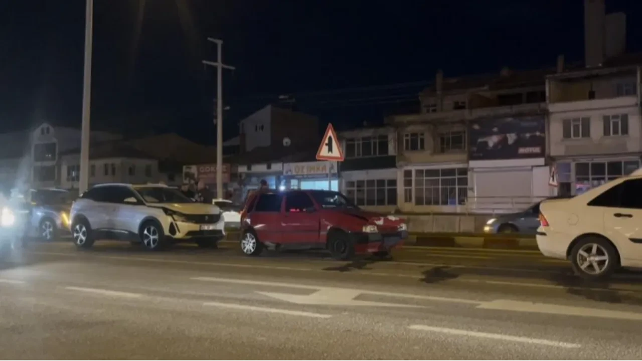 Zincirleme trafik kazası kameraya yansıdı