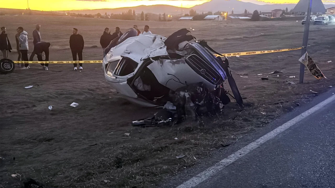 Afyonkarahisar'da feci kaza: Ehliyetsiz sürücü öldü, 3 kişi ağır yaralı