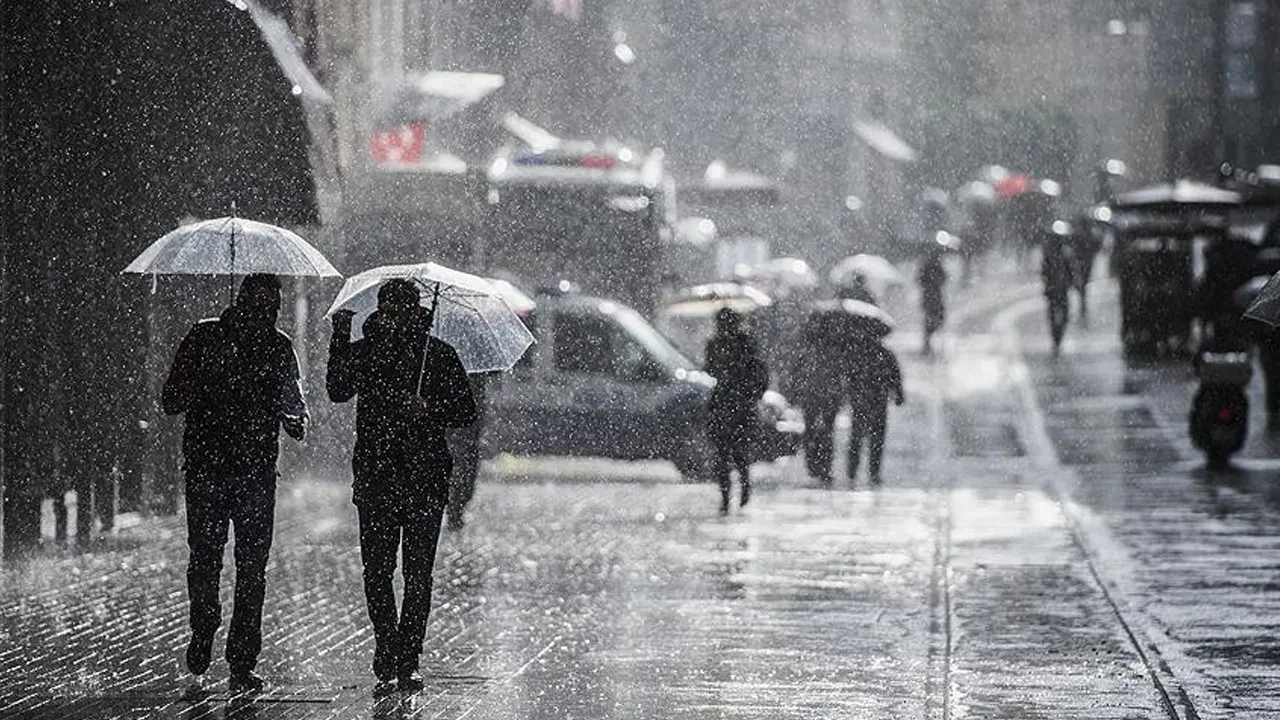 AKOM uyardı! Hafta sonu plan yapanlar dikkat: Kuvvetli sağanak geliyor