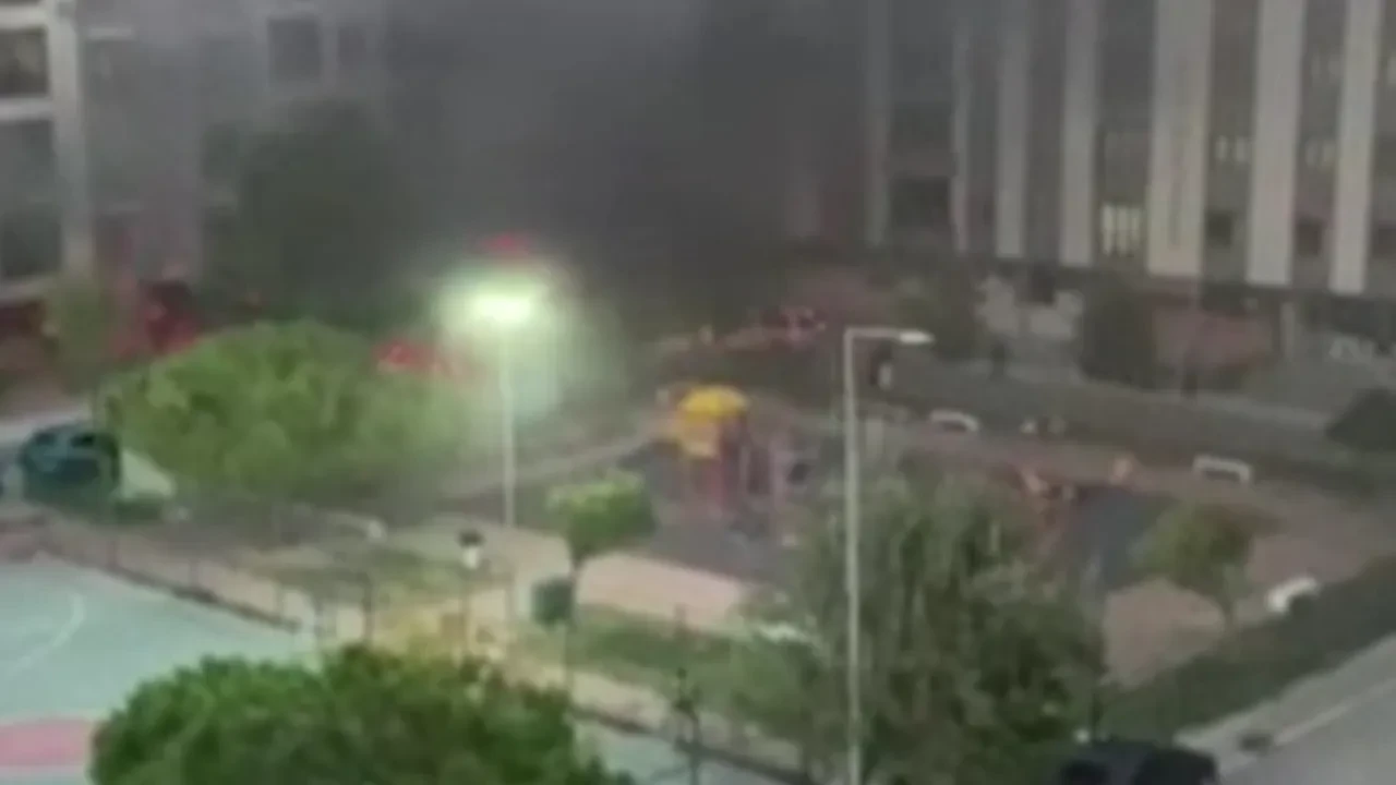 Apartman otoparkında bomba gibi patladı: İçeride mahsur kaldılar