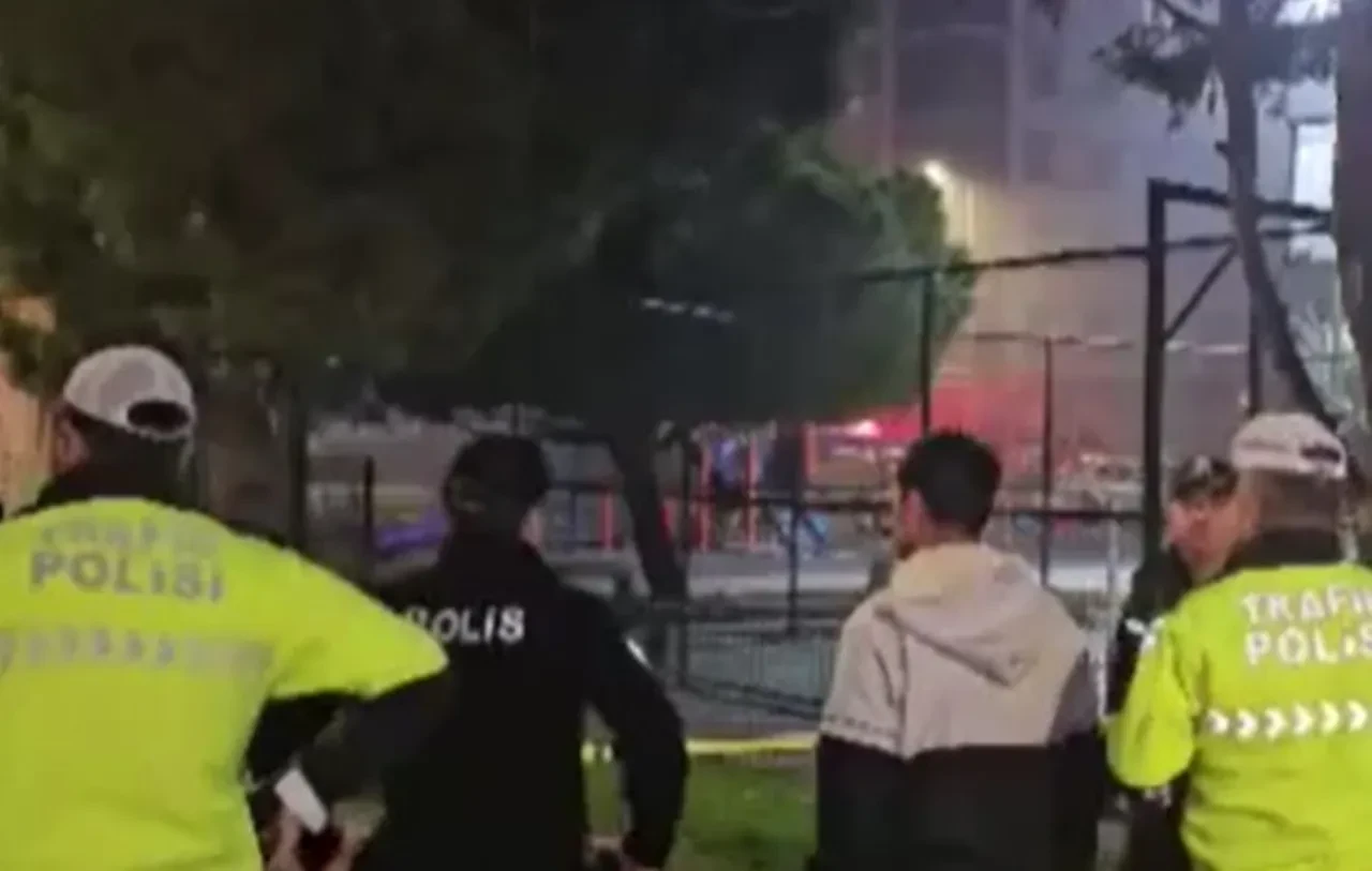 Apartman otoparkında bomba gibi patladı: İçeride mahsur kaldılar