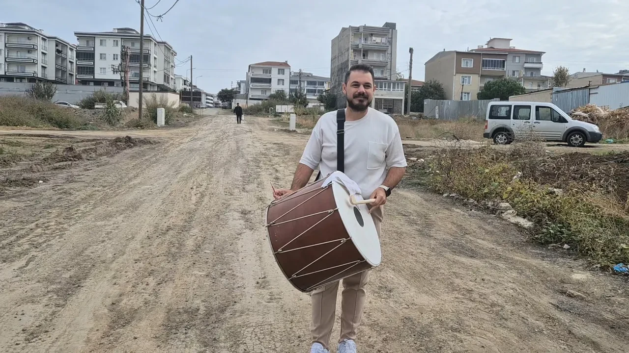 Belediye başkanına 'davul-zurnayla' seslendi! Mani eşliğindeki rica yüzleri gülümsetti