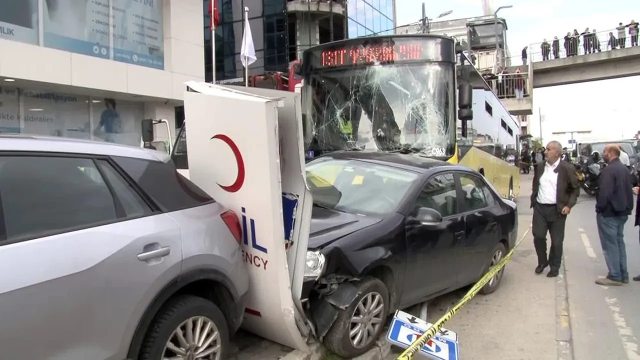 Çekmeköy'de otobüs durağa girdi! 1 kişi hayatını kaybetti