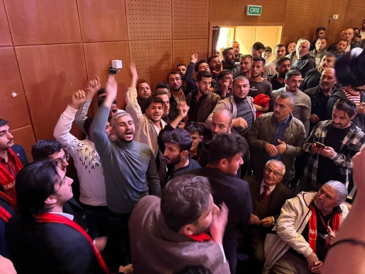 CHP'liler yine birbirine girdi: İl kongresinde yumruklar havada uçuştu