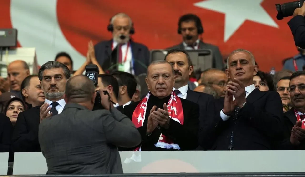 Cumhurbaşkanı Erdoğan soyunma odasında Milli Takım'ı tebrik etti