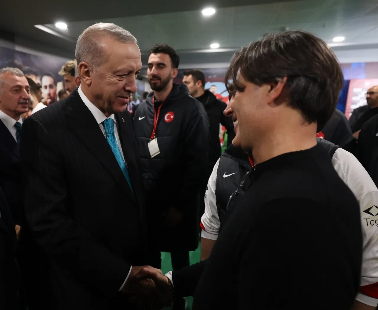 Cumhurbaşkanı Erdoğan soyunma odasında Milli Takım'ı tebrik etti