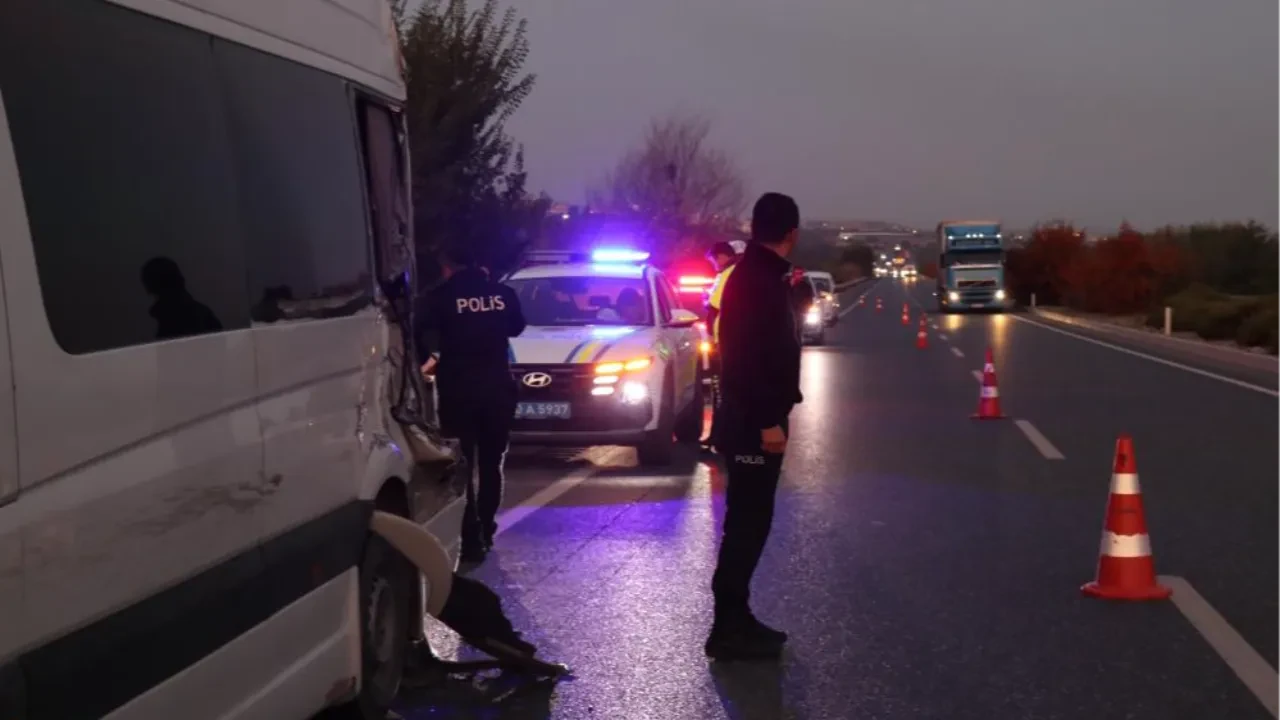 Denizli'de feci kaza! Kamyon işçi servisine çarptı