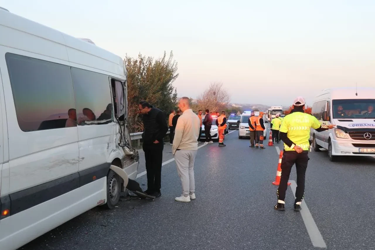 Denizli'de feci kaza! Kamyon işçi servisine çarptı