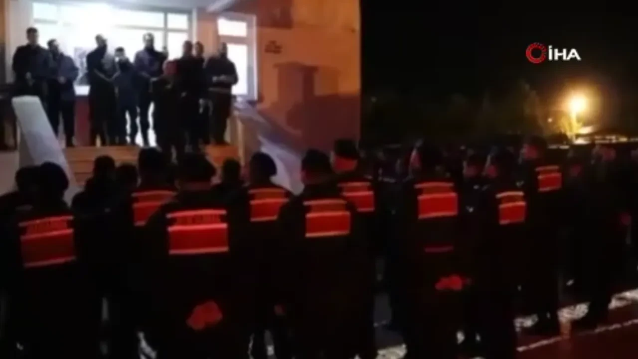 Düğün magandalarına baskın! Elini attığı her yerden silah çıktı