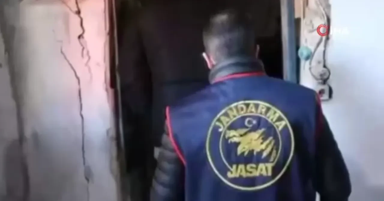 Düğün magandalarına baskın! Elini attığı her yerden silah çıktı