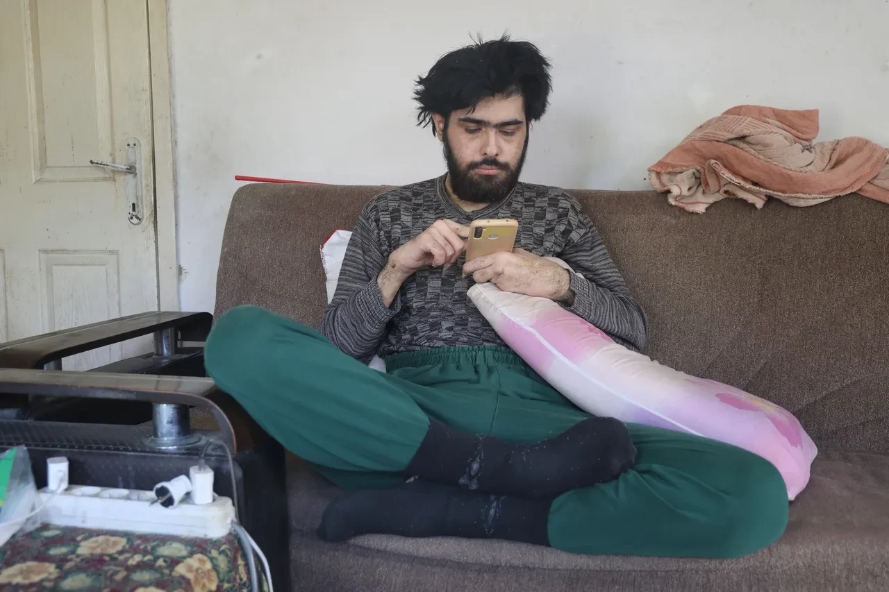 Evden adımını atmayan genç, 3 yıldır ne duş alıyor ne tırnaklarını kesiyor! İnanılmaz olayın nedeni yürek yaktı