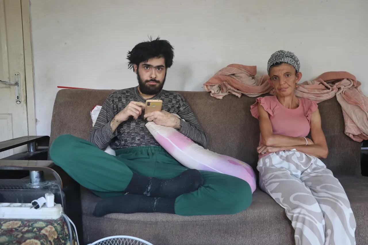 Evden adımını atmayan genç, 3 yıldır ne duş alıyor ne tırnaklarını kesiyor! İnanılmaz olayın nedeni yürek yaktı