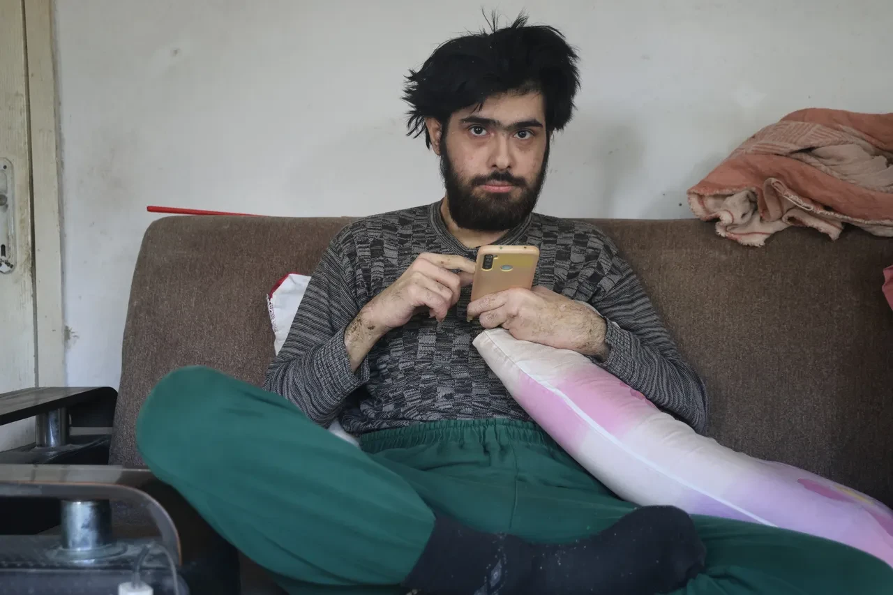 Evden adımını atmayan genç, 3 yıldır ne duş alıyor ne tırnaklarını kesiyor! İnanılmaz olayın nedeni yürek yaktı