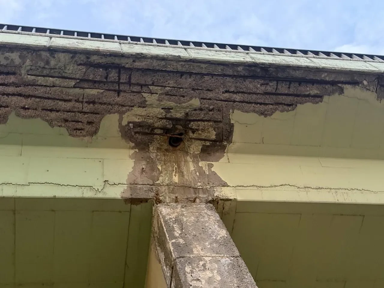 Görenler altından geçmeye korkuyor! Esenyurt'ta büyük tehlike